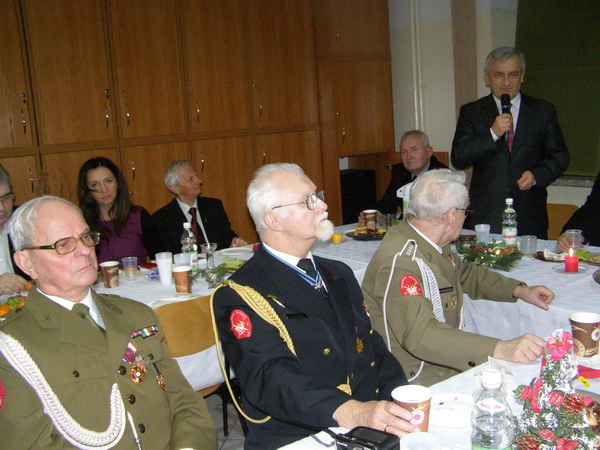 Życzenia składa prof. dr hab. Albin Głowacki z Instytutu Historii Uniwersytetu Łódzkiego